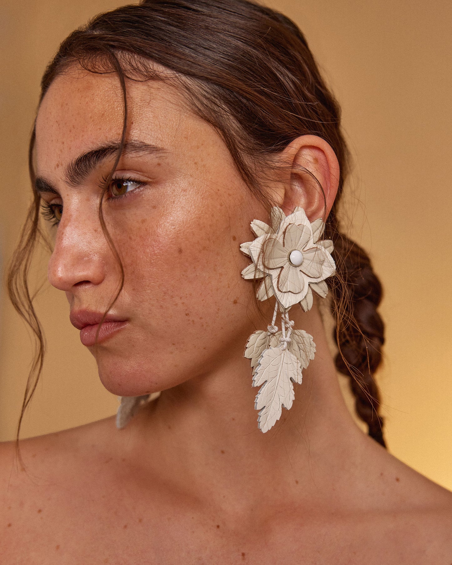 LEAF & FLOWER EARRINGS - WHITE - AH24