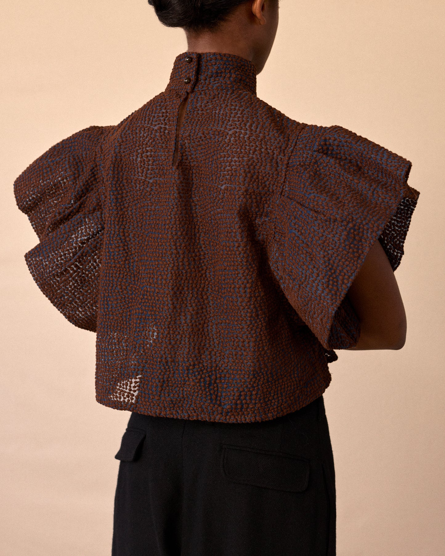 VOLUMINOUS BLOUSE - DARK BROWN