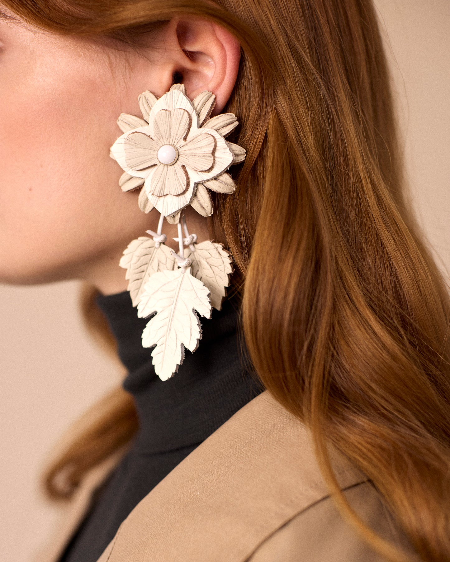 LEAF & FLOWER EARRINGS - WHITE - AH24